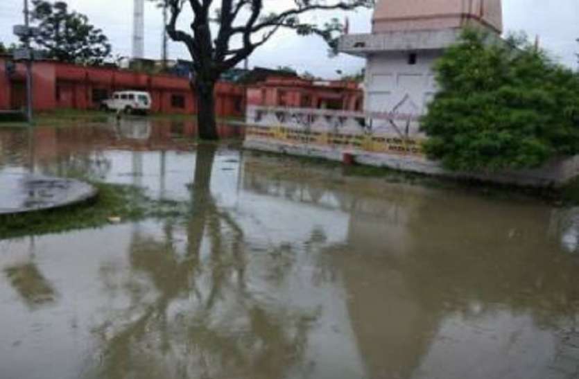 waterlogging बलरामपुर में बरसात के पानी ने मचाई आफत, बढ़ रहा बीमारियों का खतरा