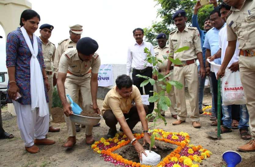 patrika पर्यावरण संतुलन के लिए पेड़-पौधे जरूरी : ईश्वर भाई पटेल