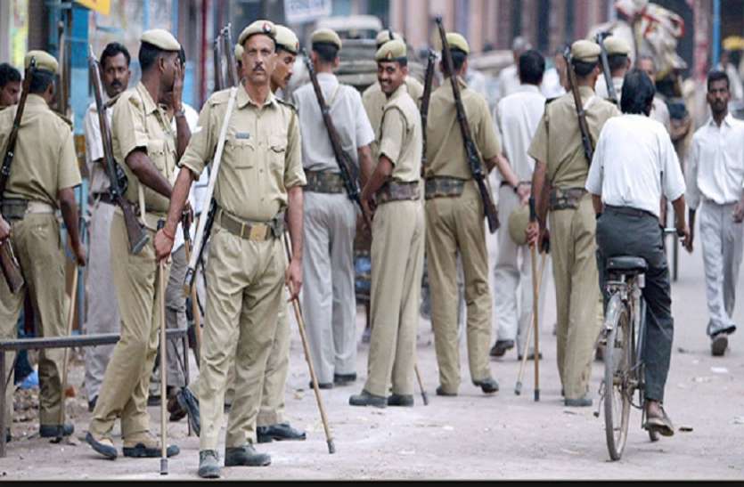 bihar police बिहार पुलिस ने रिटायर्ड शिक्षक को कपड़े उतारकर बेटी और पत्नी के सामने पीटा, लोगों में आक्रोश