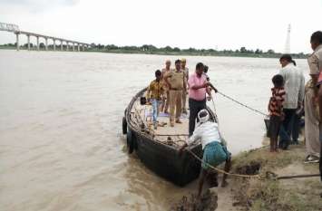 women Jumped in Ganga women Jumped in Ganga