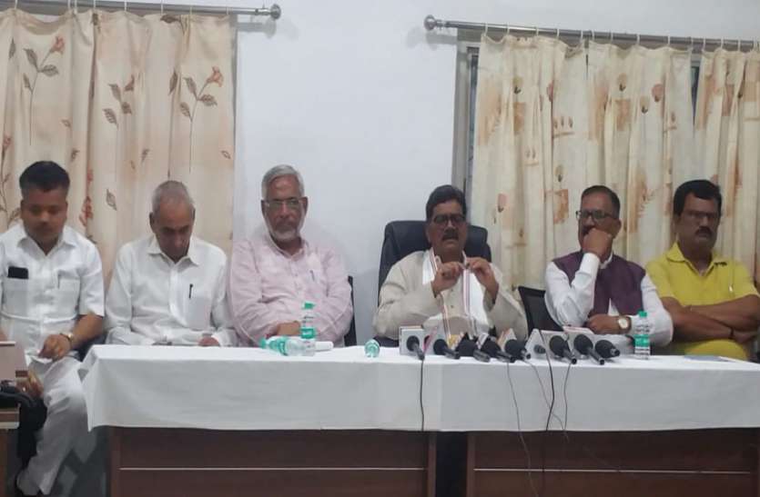 Dr Mahant Press conference पूर्व केंद्रीय मंत्री डॉ. महंत बोले- पर्चा फेंक कर नेता प्रतिपक्ष और मेरे बीच दूरियां बढ़ाने की कोशिश