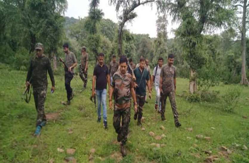 combing डकैतों व् पुलिस के बीच गोलियों की तड़तड़ाहट से थर्रा उठा बीहड़ का इलाका , गिरफ्तार हुआ 50 हजार का इनामी डकैत, राइफल व् कारतूस बरामद