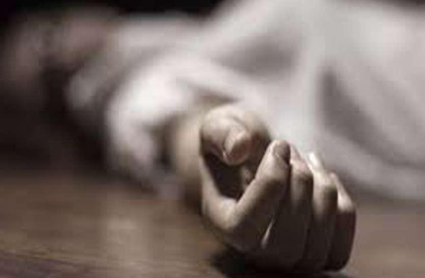 Dead body रात में साथ सो रहे पति की ये हालत देख हड़बड़ा गई पत्नी, दौड़कर सास को बुलाया, फिर...