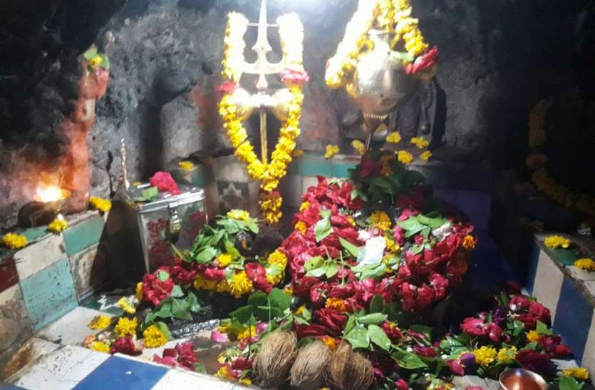 dhar सावन विशेष : गुफा में स्थित इस शिव मंदिर की रक्षा करते हैं नागदेव, प्रकृति ने दूध से किया अभिषेक