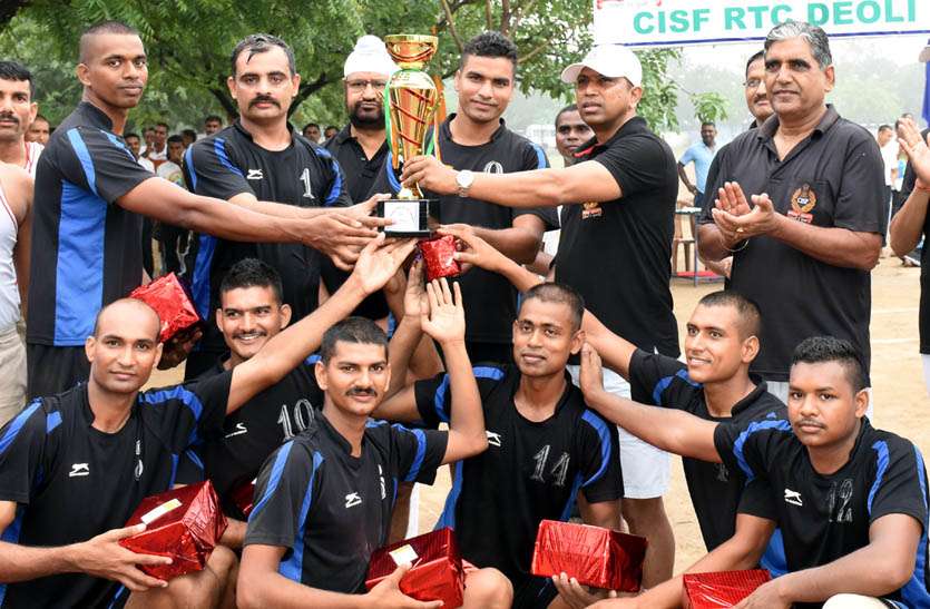 Volleyball competition पांचवी इंटर यूनिट नोर्थ सेक्टर वॉलीबॉल प्रतियोगिता मेंं फाइनल मैच में आरटीसी देवली की टीम विजेता घोषित