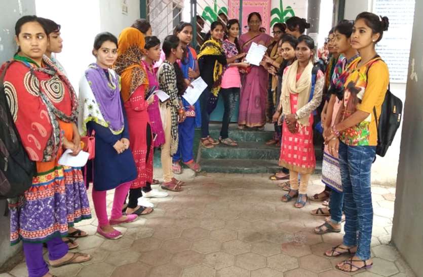 dewas अधिकांश छात्राएं फेल या फिर ग्रेस से पास, कॉपियों की पूरी तरह जांच हो
