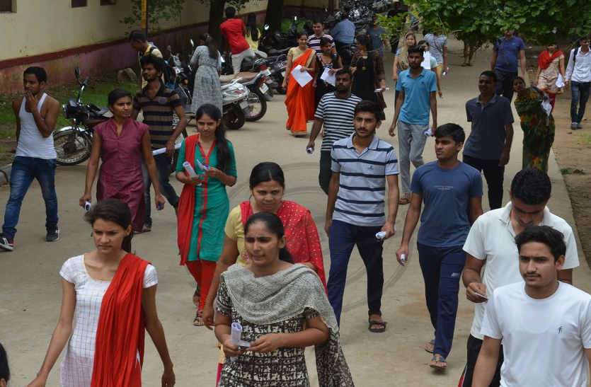 Clerk Grade II Recruitment Examination 2018 in bhilwara लिपिक ग्रेड सेकंड की परीक्षा देने आधे ही पहुंचे, प्रवेश से पहले बरती सख्ती