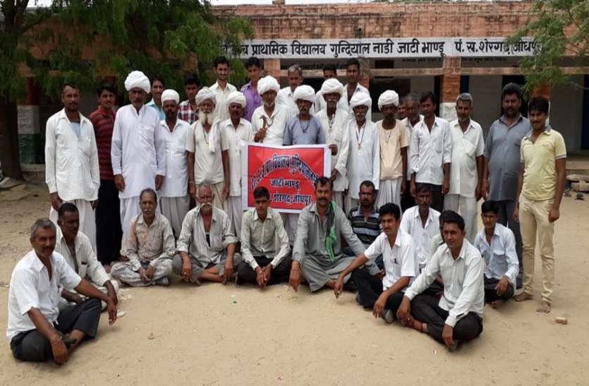 computer labs for laborers children बच्चे पत्थर तोडऩा नहीं सीखें, इसलिए खान श्रमिकों ने स्कूल में बनवा दी कंप्यूटर लैब