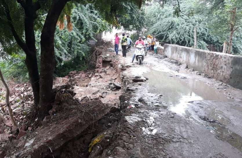 karauli दीवार ढही, दरकी सडक़