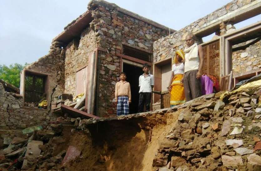 karauli hindaun news बारिश से धंसी जमीन, ढहा मकान, घरेलू सामान भी हुआ नष्ट