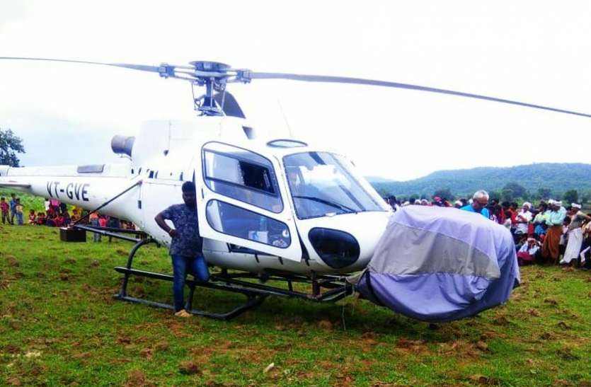 helicopter Emergency ladings in khargone Breaking news: हेलीकॉप्टर की जंगल में इमरजेंसी लेडिंग, बाल-बाल बचे चार लोग.See video