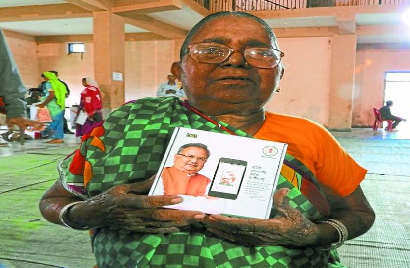 स्मार्ट फोन पाकर कहा हम भी हो गए स्मार्ट अब रिश्तेदारों से रोज हो सकेगी बात, स्मार्ट फोन पाकर कहा हम भी हो गए स्मार्ट