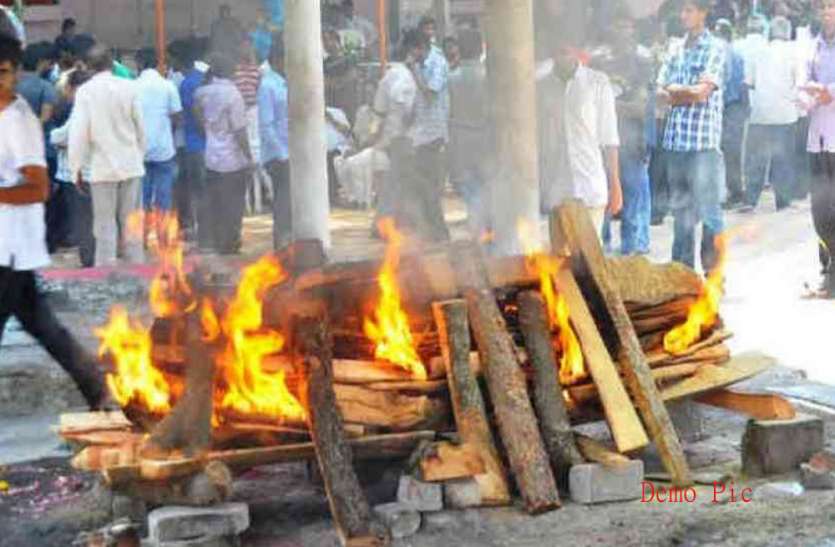 funeral hindu woman बेसहारा हिंदू महिला का मुस्लिमों ने किया अंतिम संस्कार, पेश की हिंदू-मुस्लिम एकता की मिसाल