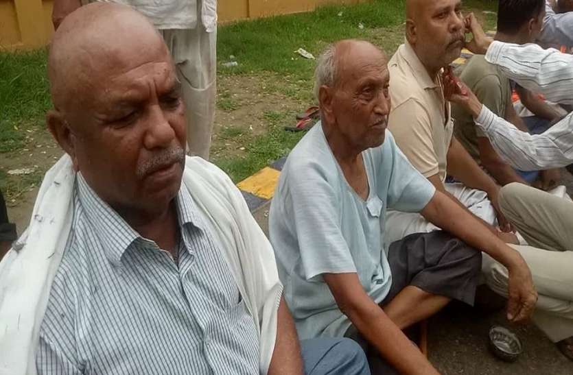 mass mundan बुंदेलखंड अलग राज्य की मांग को लेकर 250 से ज्यादा लोगों ने कराया सामूहिक मुंडन