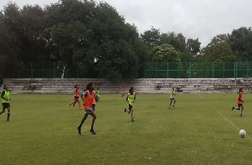 Girls play football लड़कियां फुटबाल में दे रही लडक़ों को मात