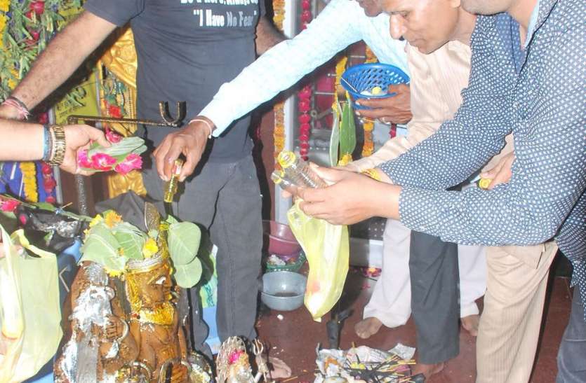 patrika शनिदेव को मनाने मंदिरों में पहुंचे श्रद्धालु, किया तेलाभिषेक