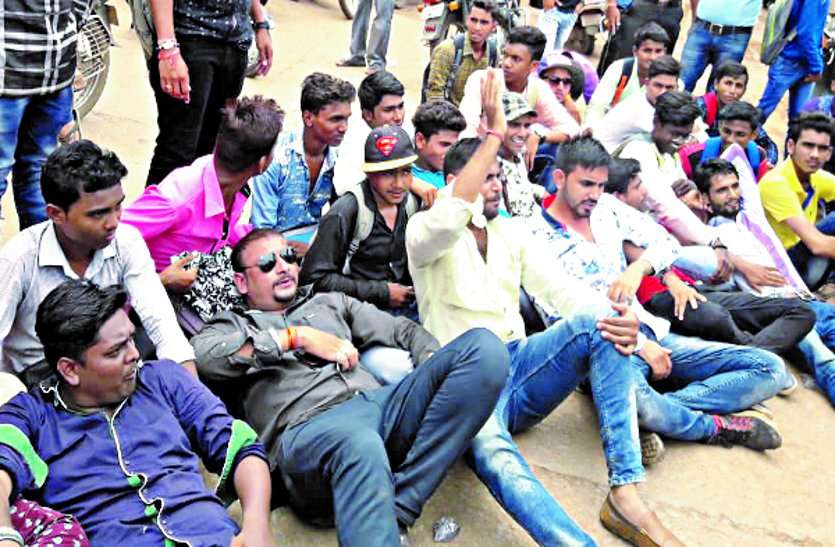 system एक घंटे तक सड़क पर सोकर एनएसयूआई ने किया प्रदर्शन