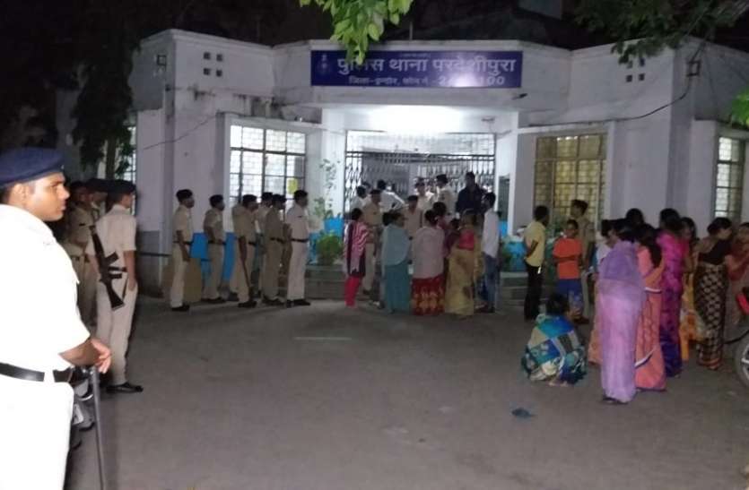 crime युवतियों पर अश्लील कमेंट्स के बाद भडक़ी हिंसा, चले हथियार, कई गाडिय़ां फोड़ी