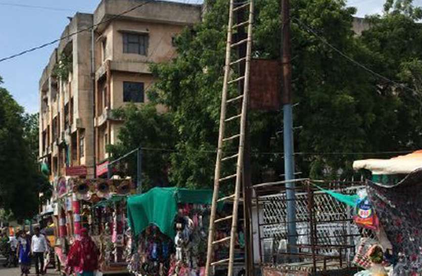 dewas फावड़ा उठाने वाले को चढाया पोल पर, हो गई मौत