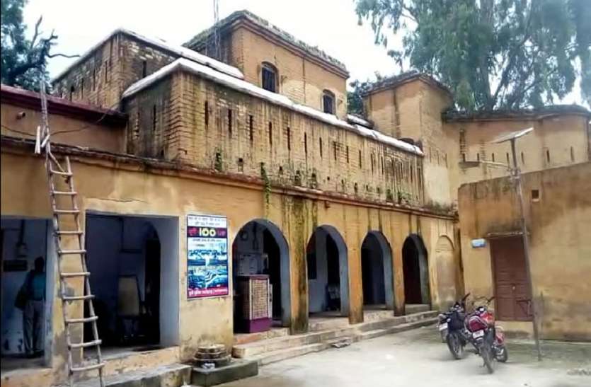 farrukhabad जर्जर इमारतों में चल रहे हैं थानें, पुलिसकर्मियों को सता रहा है डर