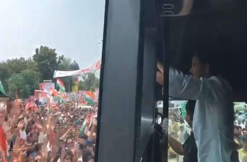 Rahul Gandhi Road Show खुली बस में रोड-शो करना चाहते थे राहुल गांधी, लेकिन इस वजह से बंद बस में सवार होना पड़ा