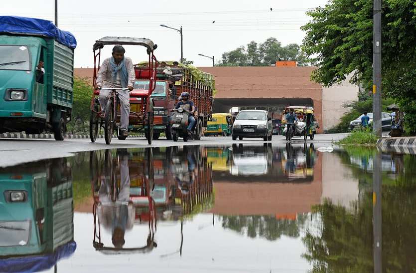 heavy rain दिल्ली : बारिश से मौसम हुआ सुहाना, लेकिन बना हुआ है उमस