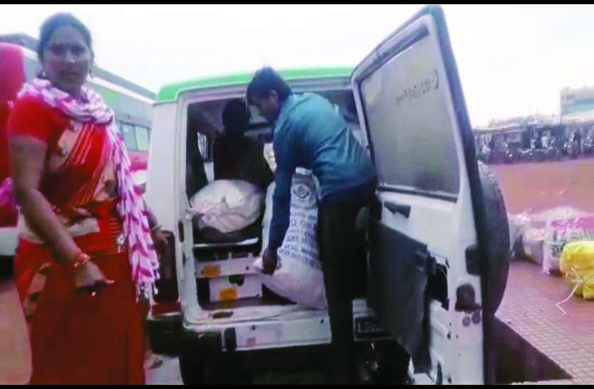 patrika 108 में फोन लगाया तो एंबुलेस ढो रहा था सामान, समय पर अस्पताल नहीं पहुंचने से मरीज की मौत