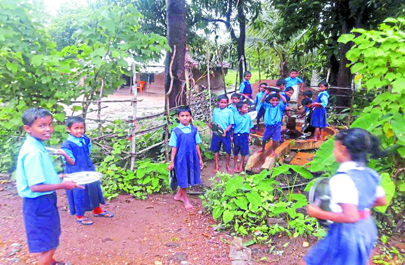 school education 2 साल से स्कूल का हैण्डपम्प पड़ा है खराब, पीने के पानी के लिए बच्चों को हो रही परेशानी