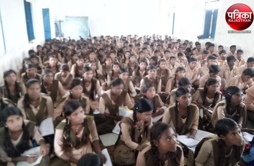 banswara बांसवाड़ा : न कक्षा कक्षों के ठिकाने न ही शिक्षकों के, बीच स्कूल दौड़ते वाहन और गाय-भैंसे, ऐसे में कैसे टॉप करेंगे सरकारी स्कूल के बच्चे