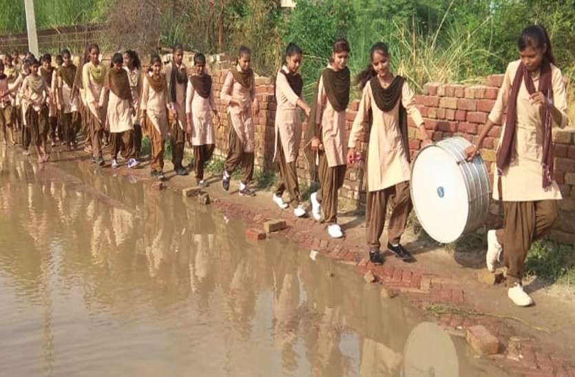 rajasthan news स्वतंत्रता दिवस के पूर्वाभ्यास के दौरान छात्रों को झेलनी पड़ रही हैं परेशानियां