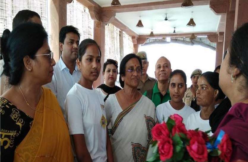 gg शीरोज हैंगआउट को लेकर गरमायी राजनीति, संचालक बदले जाने पर उठे सवाल