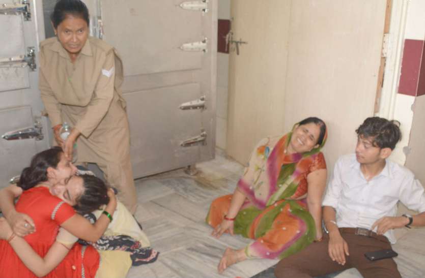 Sipahi family सिपाही की हत्या के मामले में दारोगा के विरूद्ध दर्ज हुआ मुकदमा, एसएसपी ने कर दिया निलंबित