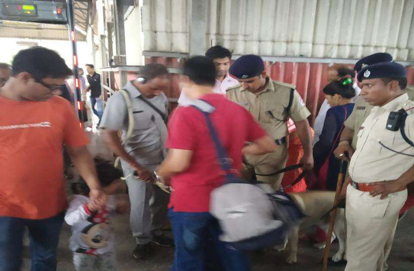 RPF प्लेटफार्म में चप्पे-चप्पे पर सुरक्षाकर्मियों ने की जांच