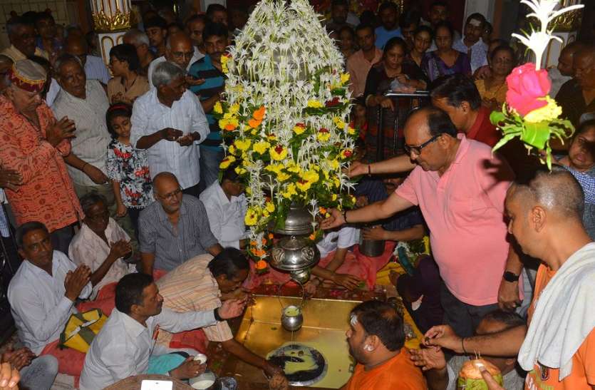 patrika सावन माह के प्रथम दिन शिवालयों में उमड़े श्रद्धालु