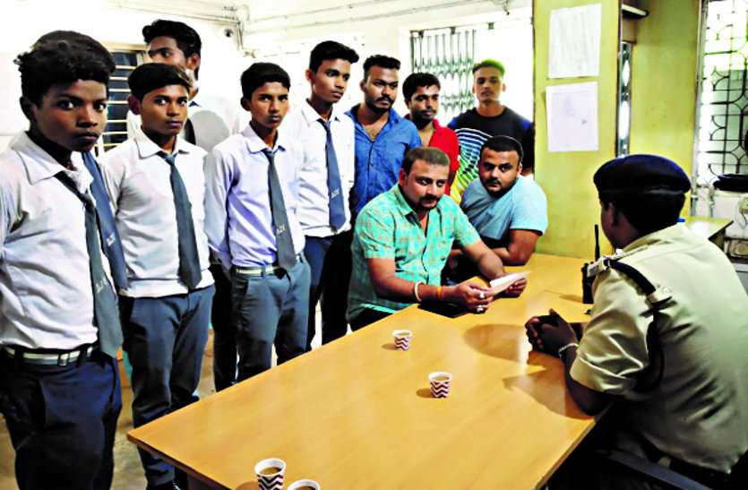 system बच्चों को टीसी लेने के लिए धमकी देने वाले पर एफआईआर की मांग