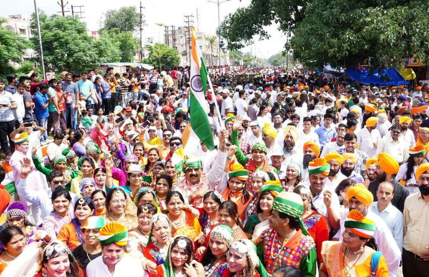 national flag तिरंगा मार्ग बना राजपथ, 12 किमी लंबे तिरंगे को लहराने का बना विश्व कीर्तिमान
