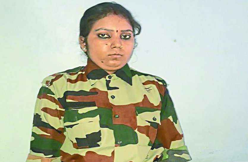 woman police यह महिला वर्दी का रौब दिखाकर दुकानदारों से करती थी ठगी,सच्चाई जान आप भी रह जाएंगे दंग