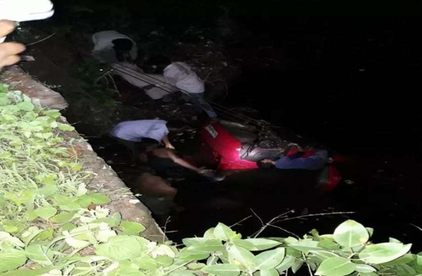 Accident चलती कार का टायर निकला, नाले में गिरी, सात बच्चों की मौत