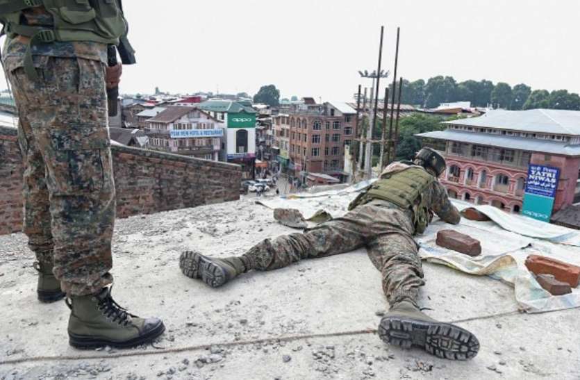 Army जम्मू कश्मीर: सुरक्षाबलों की घेराबंदी से भागे आतंकी, हिजबुल कमांडर समेत छिपे हुए थे 3 दहशतगर्द