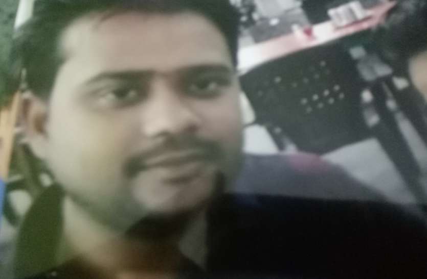 BARABANKI बेहोशी का इंजेक्शन लगाकर युवती के साथ डॉक्टर ने किया रेप, अश्लील वीडियो बनाकर कई बार किया बलात्कार, डॉक्टर फरार