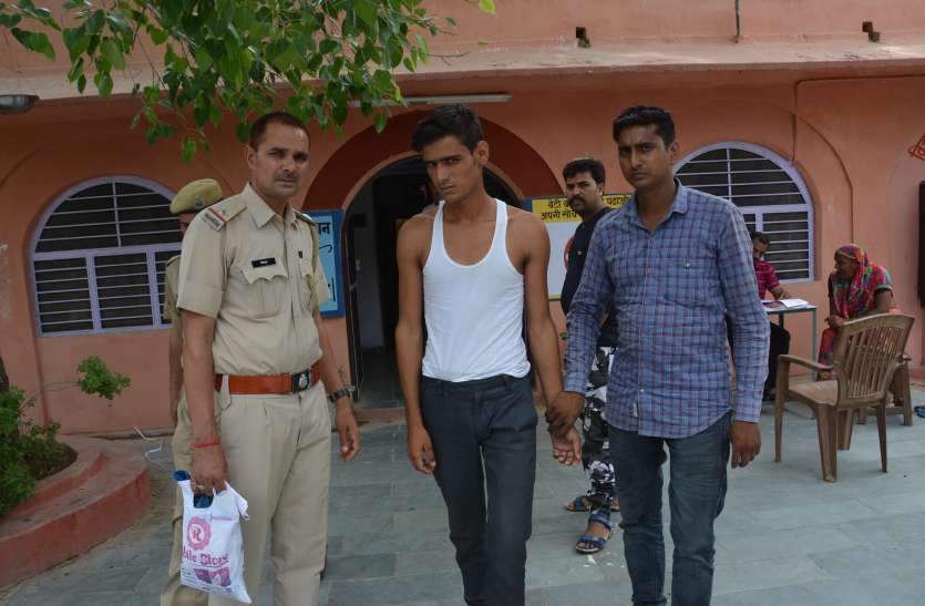 LDC Exam 2018 : Cheater Arrest In Alwar In LDC examination लिपिक भर्ती परीक्षा : यहां ब्लूटूथ से नकल करते हुए बीरबल को किया गिरफ्तार, बड़े गिरोह से जुड़े हो सकते हैं तार