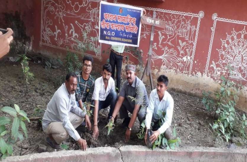 dewas ग्रामीणों ने पौधरोपण कर सहेजने का लिया संकल्प