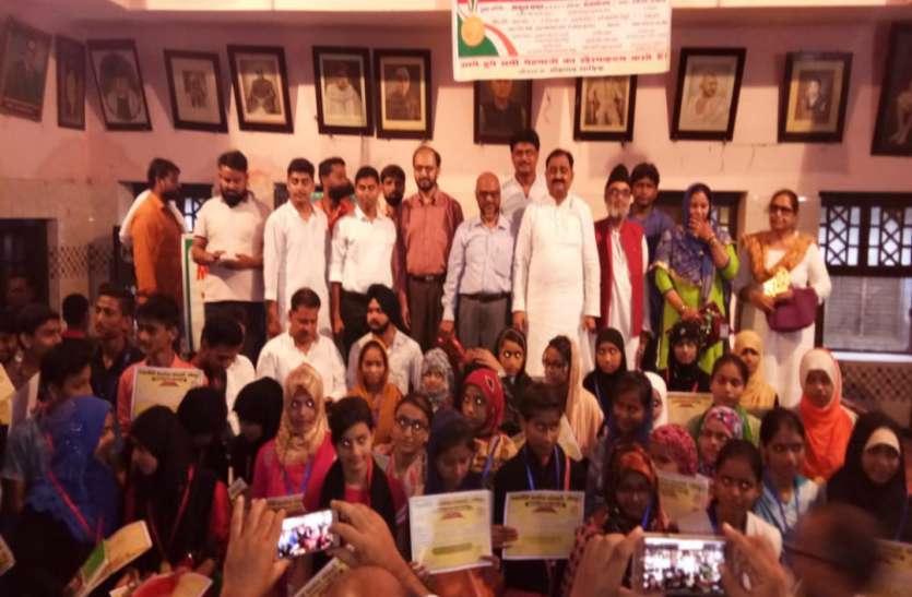 Award 102 अल्पसंख्यक मेधावी छात्रों को किया गया सम्मानित