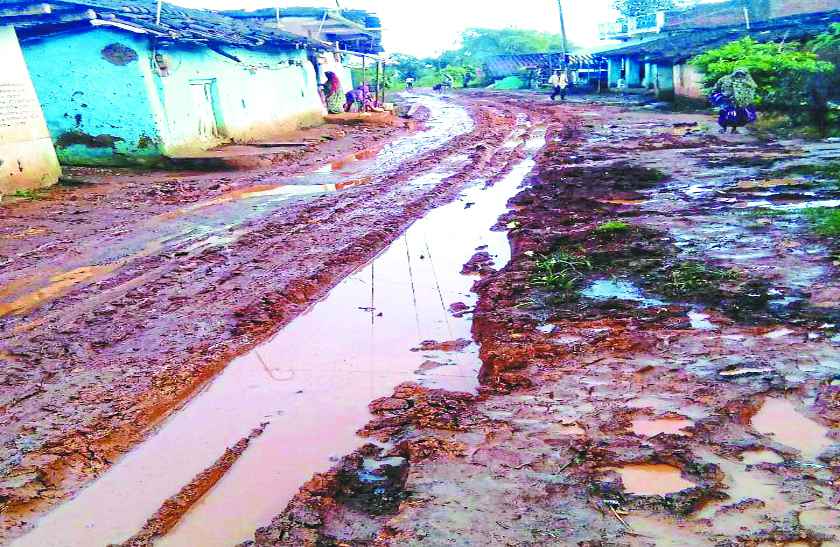4 km road make Bog in light rain बारिश में दलदल बनी चार किलोमीटर सड़क