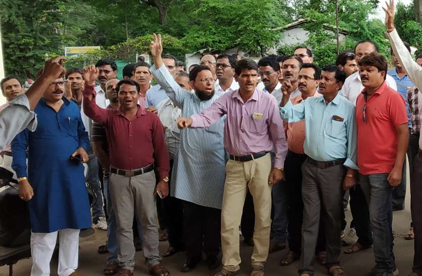 seoni प्रशिक्षण छोड़ ज्ञापन सौंपने चल दिए अध्यापक, डाइट से जारी हो सकते हैं नोटिस