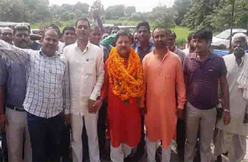 किसान मोर्चा के प्रदेश उपाध्यक्ष का स्वागत करते कार्यकर्ता किसान व नौजवान बीजेपी को 2019 में फिर दिलाएंगे सत्ता : विनय राय