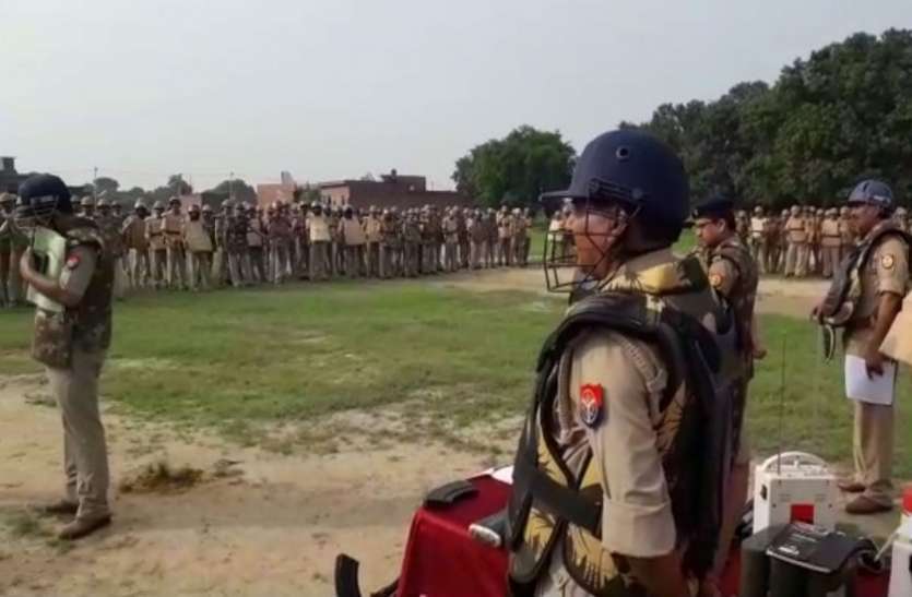 kasganj police कासगंज: चप्पे-चप्पे पर पुलिस फोर्स तैनात, तिरंगा यात्रा निकालने की कोशिश की होगी कड़ी कार्रवाई