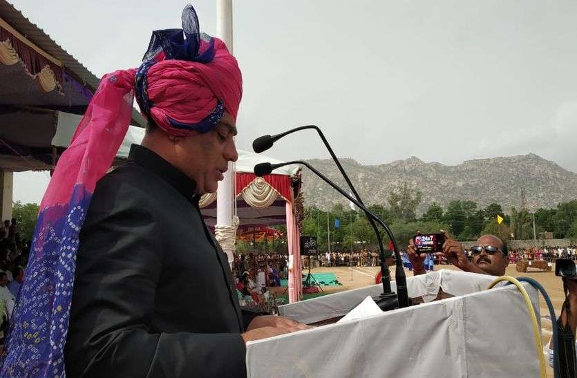 indipendence day शान से फहराया तिरंगा