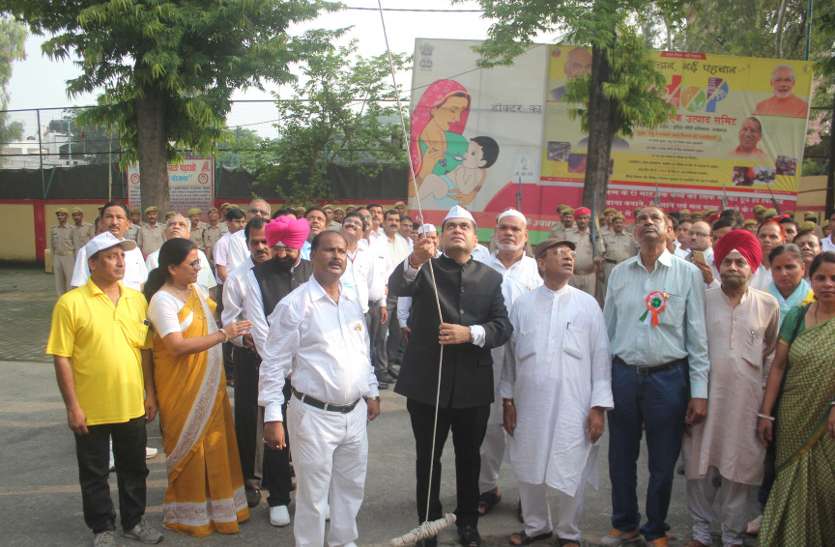 meerut Independence day 2018: यूपी के इस जनपद के डीएम ने दिलार्इ अपने अफसरों आैर कर्मचारियों को यह शपथ तो एक-दूसरे को ताकते रहे गए सभी