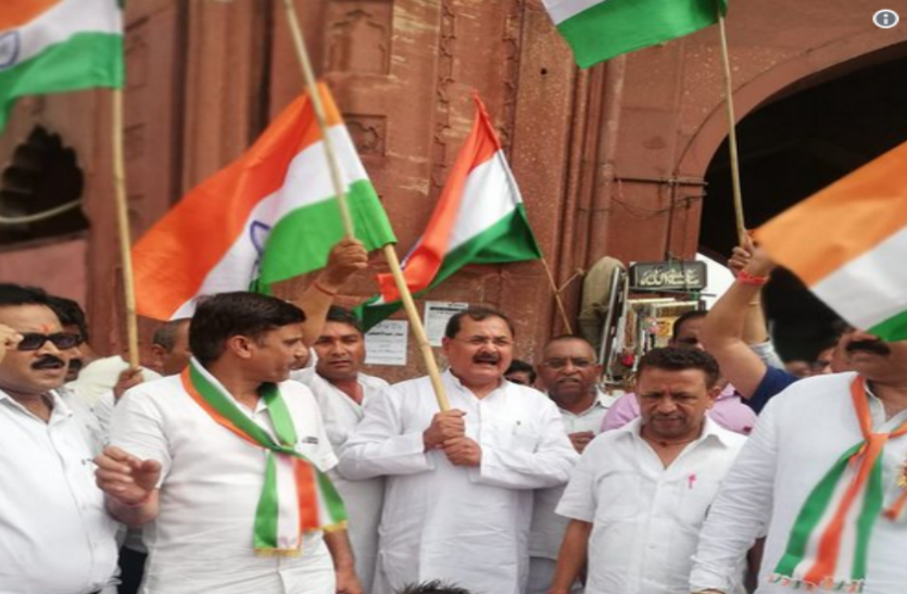 भाजपा नेता आईपी सिंह ने जामा मस्जिद में घुसकर जबरन फहराया तिरंगा, जमकर की नारेबाजी भाजपा नेता आईपी सिंह ने जामा मस्जिद में घुसकर जबरन फहराया तिरंगा, जमकर की नारेबाजी